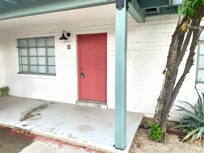 Building Photo - Modern 1 bedroom with yard!
