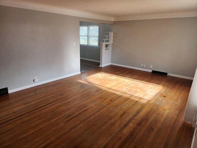 Photo - 715 Maple St