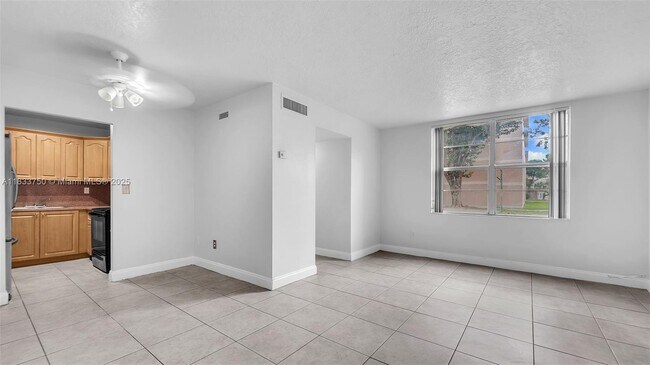 Photo - 1825 W 56th St Unidad 111