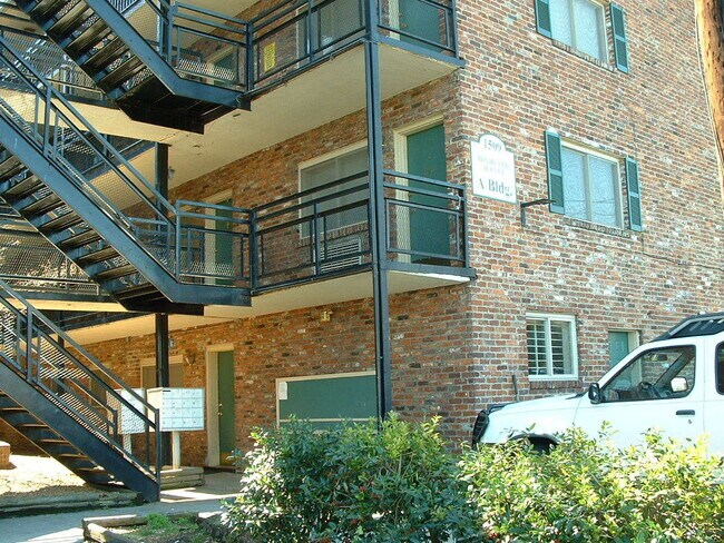 Photo - Renovated 1BR Condo | Off Campus Housing Near UTK Unit FPA301 BR1 (OverLaundry) (HOLR)