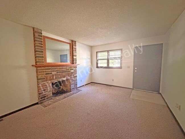 Photo - Charming 3 Bedroom Unit Available!