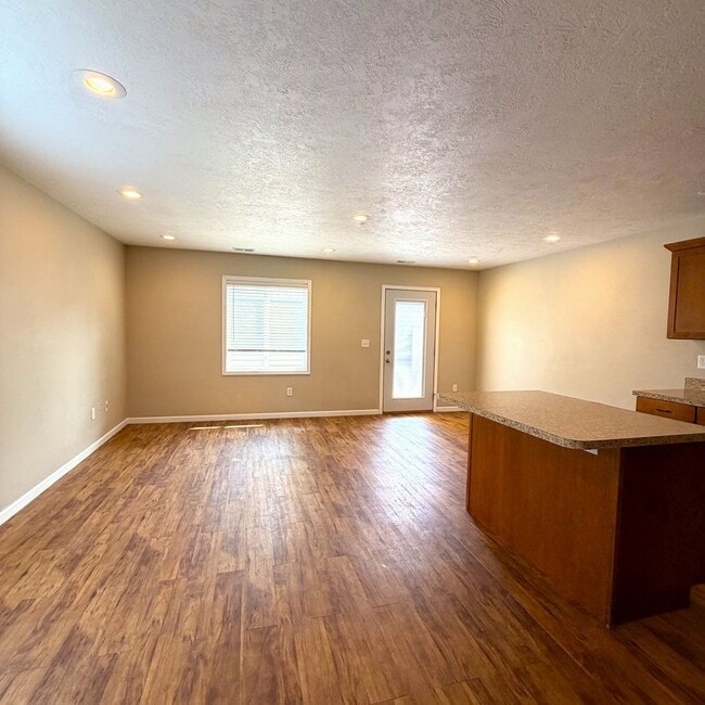 Photo - Spacious 3 Bedroom, 3 Full Bathroom Townhouse!!