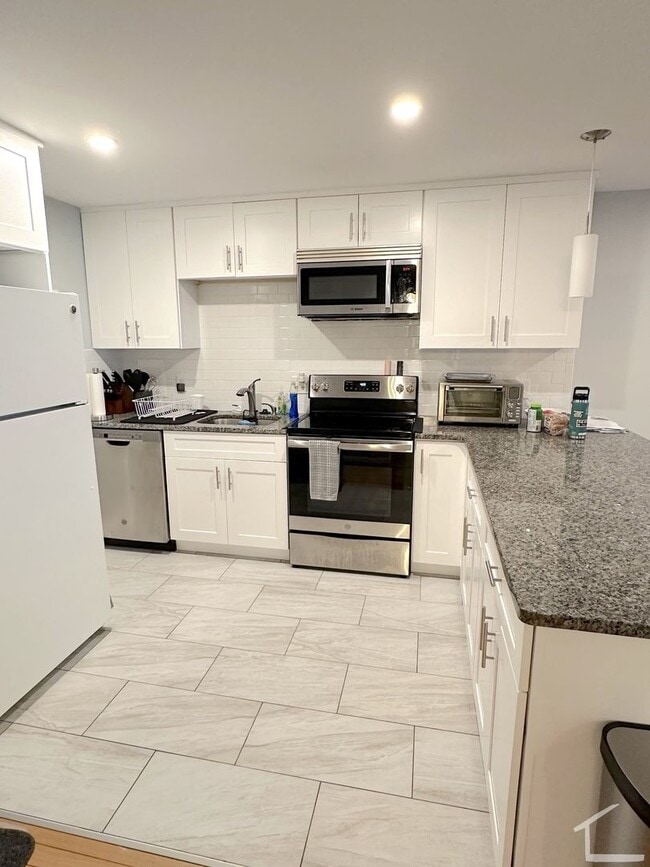 Building Photo - Great, Renovated 1-bed in Brighton