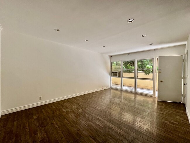 Photo - 337 Rexford Dr Unit 337 S Rexford Dr  2