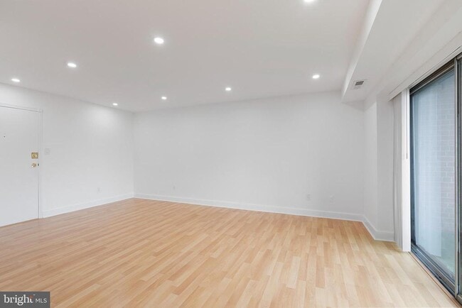 Photo - 1931 N Cleveland St Unit 207