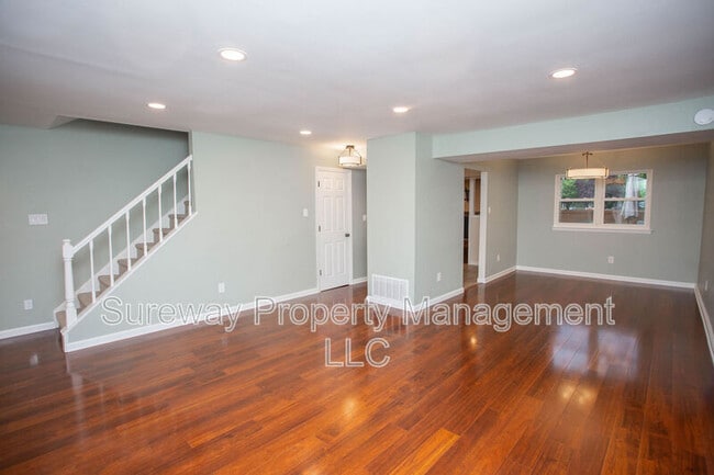 Photo - 204 Charing Way