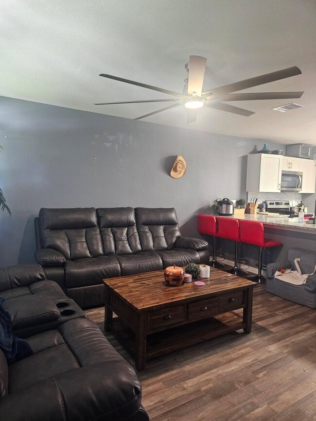 Building Photo - 1010 Cedar Point Dr