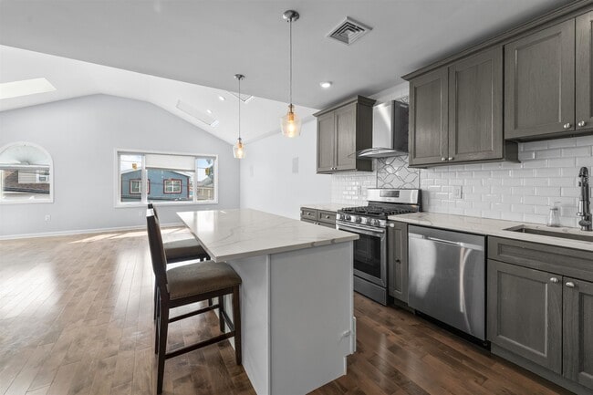 Building Photo - 1300 79th St Unit 2