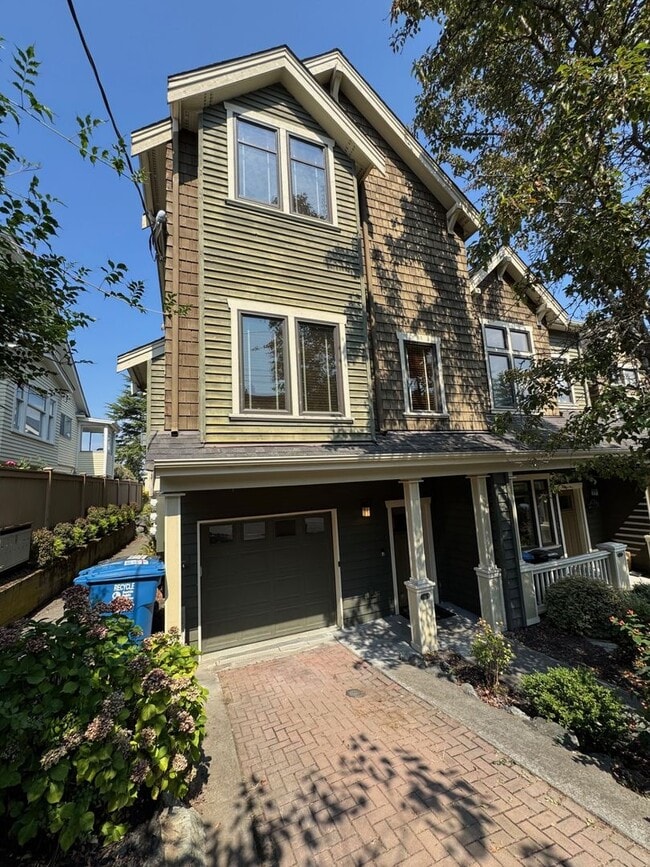 Cozy 3 bed 2.5 bath townhome on North Quee... - Cozy 3 bed 2.5 bath townhome on North Quee...