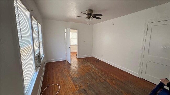 Photo - 735 Grove St N