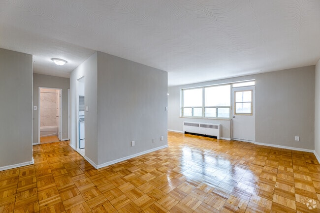 1BR, 1BA - 717 SF - Living Room