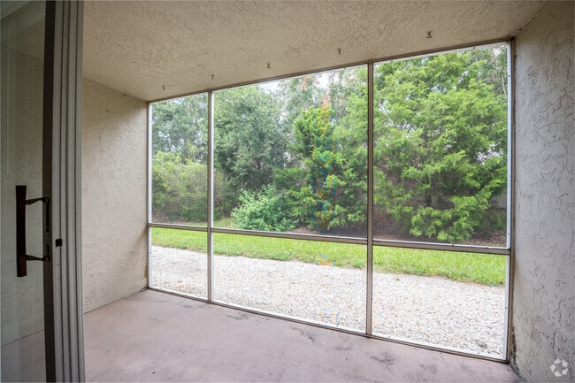 2BR, 2BA - 1,050SF - Screened-In Porch