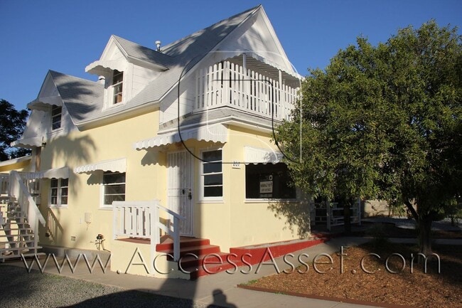 Building Photo - Charming 1 Bed/1 Bath Bottom Unit In The H...