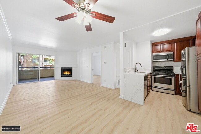 Building Photo - 5530 Owensmouth Ave Unit 133