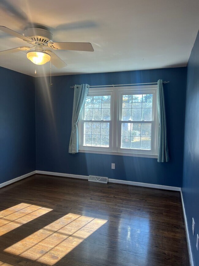 Photo - 4 Bedroom with fenced in yard!