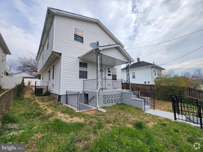 Building Photo - 4244 Clay St NE Rental