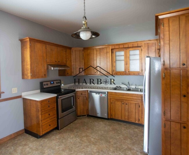 Photo - 3 bedroom 2.5 bathroom home with a fully fenced yard!