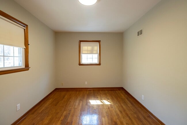 Photo - Charming Ranch Home with a great yard in Desirable Southwest Columbia