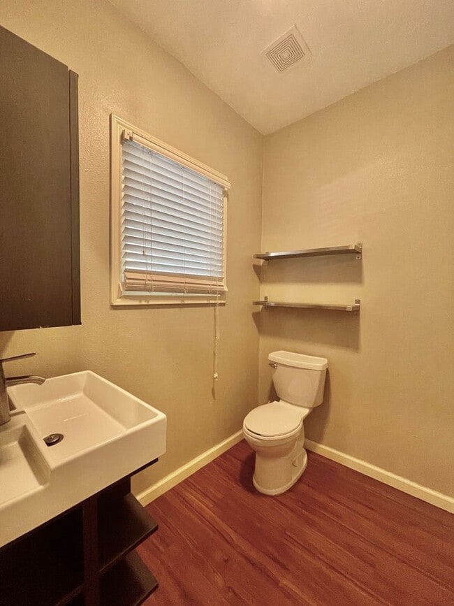 Photo - 333 W Hutchison St