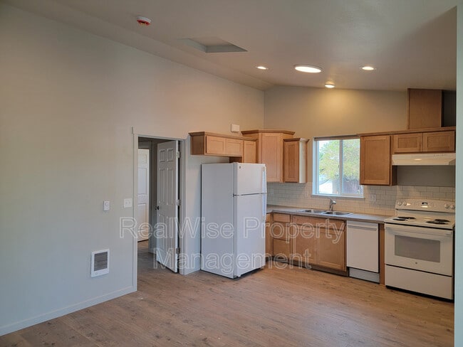 Photo - 407 SW 11th St