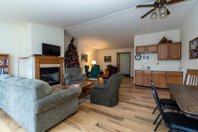 Sala comunitaria del tercer piso - Westbriar Senior Apartments
