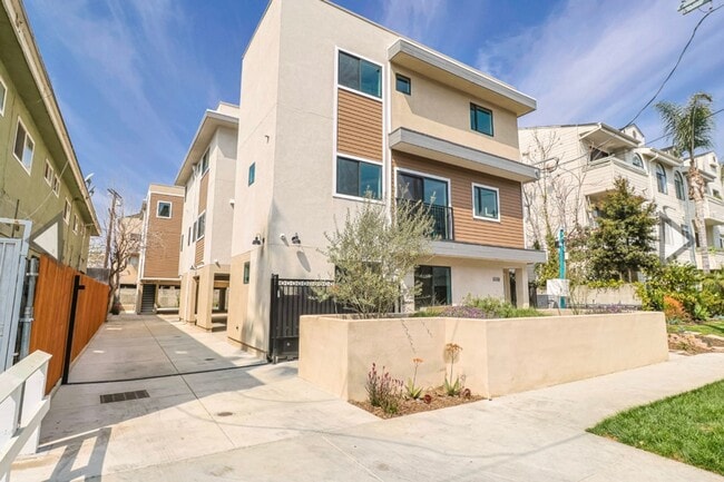 Newly built 4 bed/4 bath townhome in a 6-u... - Newly built 4 bed/4 bath townhome in a 6-u... Unit 5259