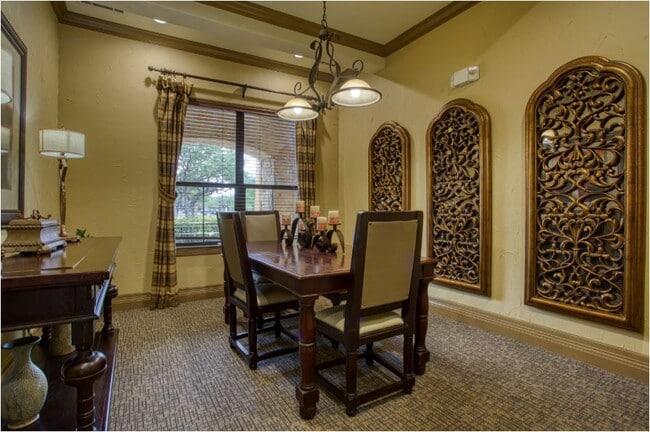 Montecristo Guest Table - Montecristo Apartments