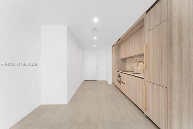 Photo - 77 SE 5th St Unidad 1711