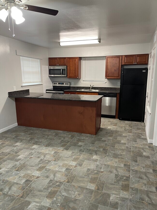 Kitchen 1 - 2525 Annunciation St Unidad Apt 6
