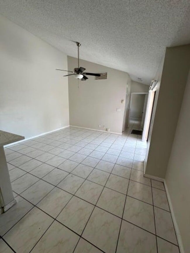 Photo - 1123 Hyacinth Pl