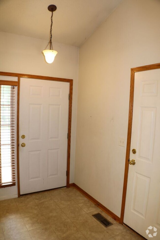 Building Photo - $2,050 | 4 Bedroom, 2 Bathroom Town Home |...