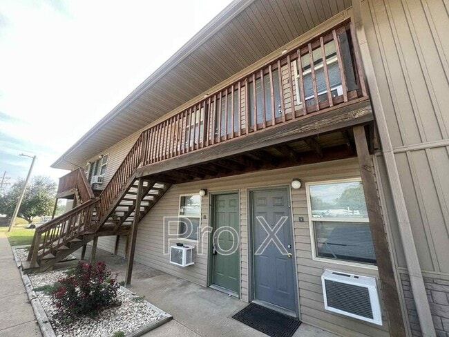 Photo - 930 N Goetz Blvd