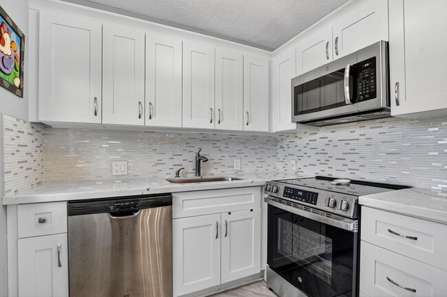 Building Photo - 585 Mansfield M Unit 585