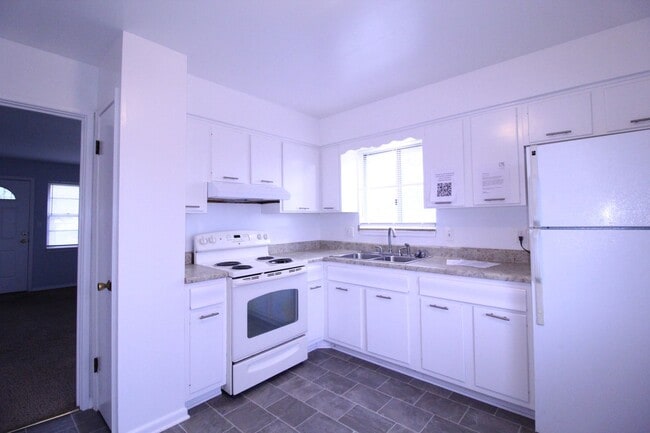 Photo - January FREE On This 2 Bedroom 1 Bath Duplex In Overland Park