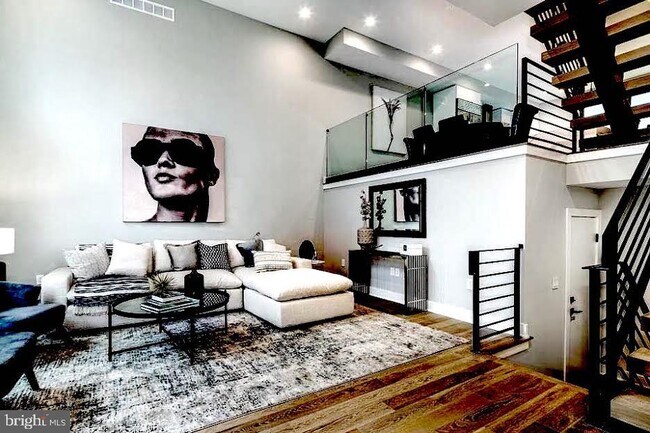 Photo - 2139 League St