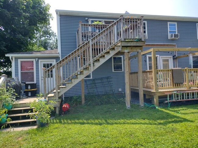 Building Photo - 2 Iby St Unit Upstairs