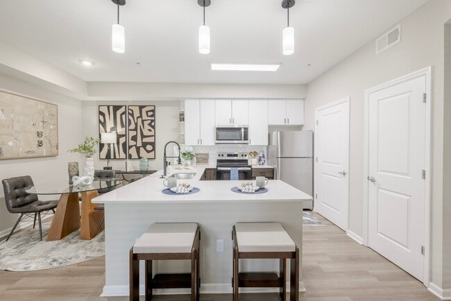 Cocina recientemente renovada con electrodomésticos de acero inoxidable. - The Chelsea Apartments