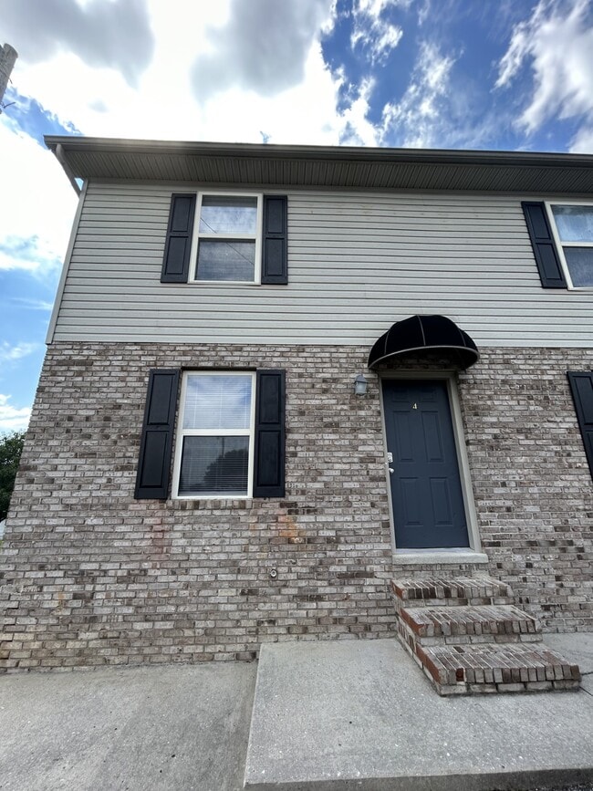 Building Photo - 640 W Stevens St Unit F3