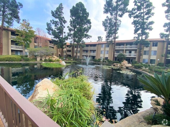 Building Photo - Pacific Beach Condo! 2 BEDROOM 2 BATH with...