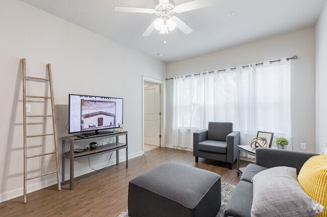 3BR, 3BA - 1,168SF