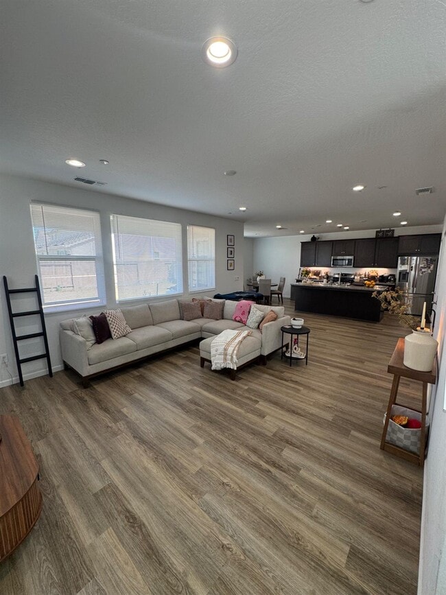 Photo - 761 S Kandarian Ave