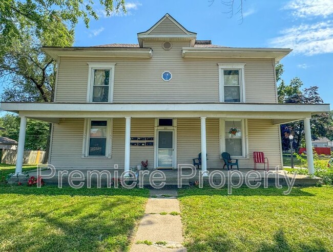 Building Photo - 311 E Arthur St Unit 1 Rental