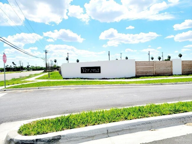 Building Photo - 18 Lore Dr Unit 2