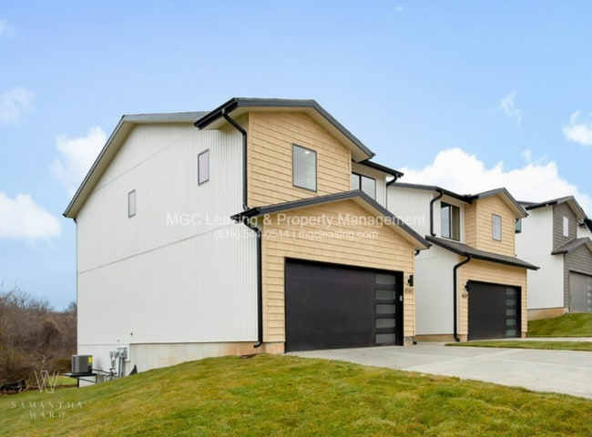 Building Photo - Highly sought after Ayden Place Duplexes with a 2-Car Garage in Kansas City!