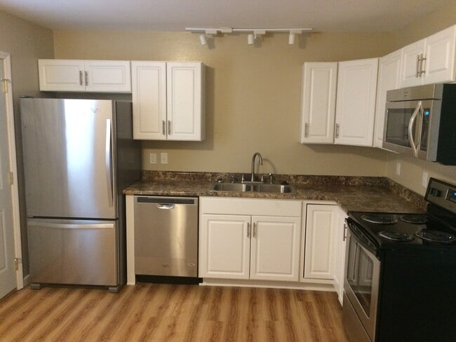 Photo - Updated Madison West townhomes - stainless appliances and many other upgrades Unidad 1814-01