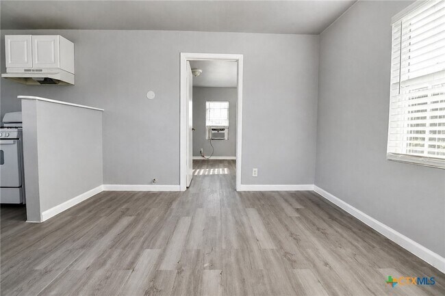Photo - 122 W Avenue A