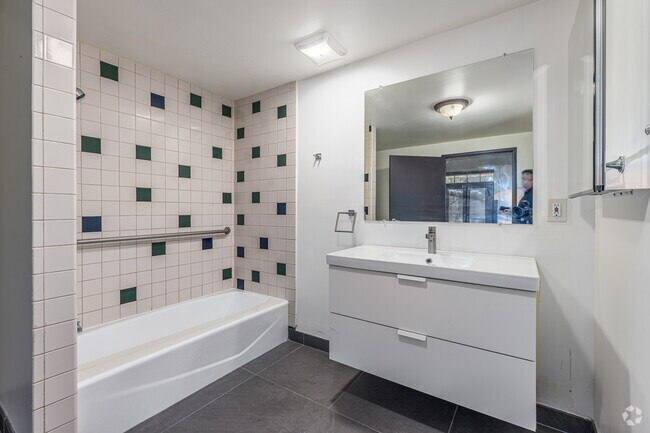 2BR, 2BA - 1348SF - Primary Bathroom