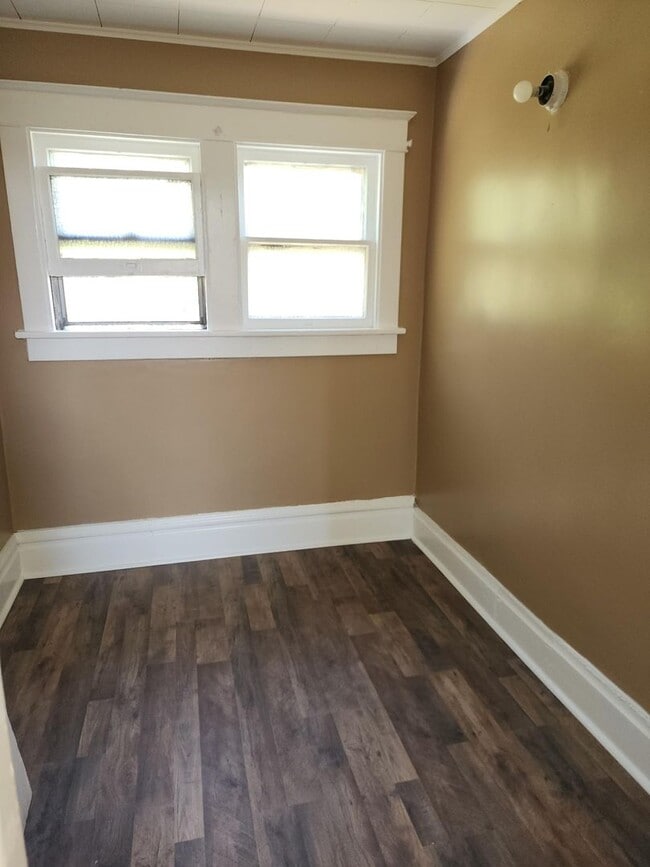 Building Photo - Large 4 Bedroom House