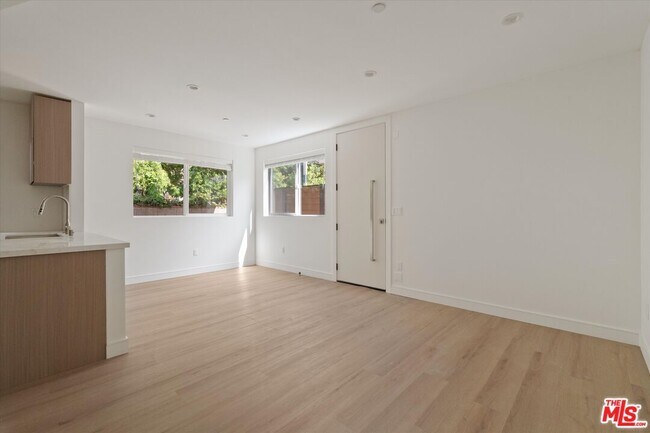 Photo - 15209 Morrison St