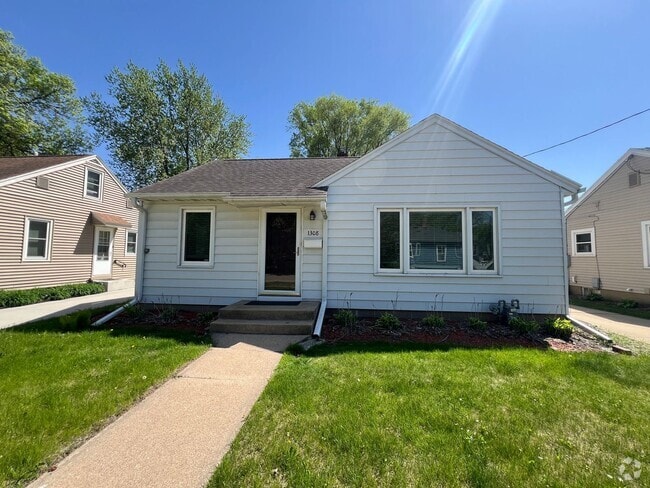 Building Photo - 2 Bed, 1 Bath Single-Family Home Close to ...
